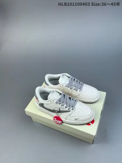 集合 福利 Louis Vuitton x Nike Dunk SB Low 路易威登x 耐克 SB 低帮 LV联名米白蓝 鞋身以米白色作为主色调,鞋面采用米灰色麂皮打造,搭配白色皮革框架覆盖层,使鞋款十分百搭,鞋舌绣标上以LV标志呈现,鞋身两侧的Swoosh Logo和后跟饰片均采用蓝色并以银色描边点缀,鞋舌是网眼布材料,增强了透气性,整体十分百搭.后跟Nike字样以白色刺绣妆点,鞋头处侧边LV标志蓝色刺绣点缀,后跟印有Louisf Vuitton蓝色字样,彰显联名身份;最后以白色中底搭配蓝色外底完善整体设计收尾. 货号:LV6188-005 编码:HLB101100403 半